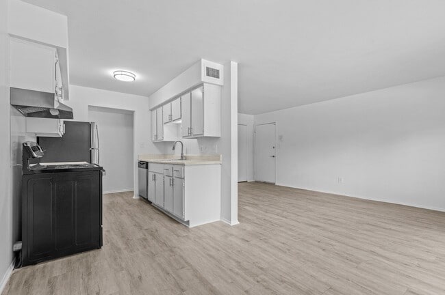 Carriage Park Apartments - Dearborn Heights, MI, Dearborn Heights, MI 48127 - photo 3