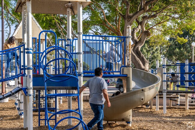 Oxnard Community Park is near by and families enjoy playing with their children there.