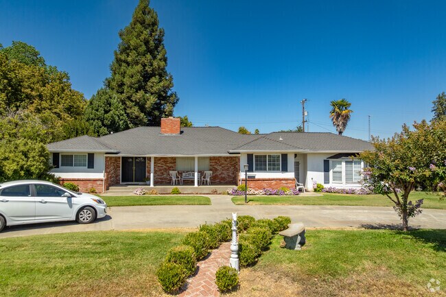 Late‑20th‑century ranch‑style homes mark Esparto’s steady suburban growth.