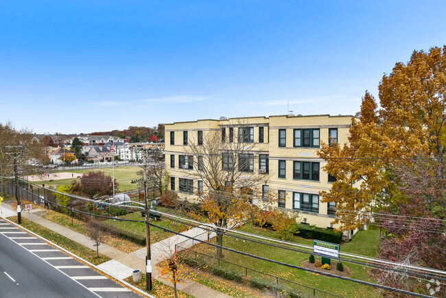 Mamaroneck Avenue School serves families living in the community of Mamaroneck.