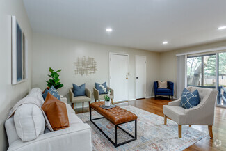 6905 W 79th St, Overland Park, KS 66204