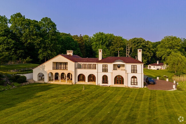 Large stately homes on spacious lots are located all throughout Nissequogue.