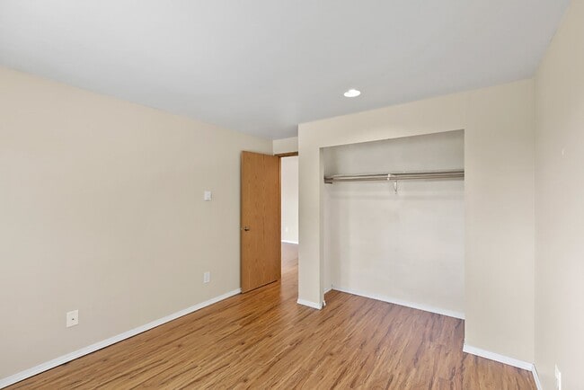 West Seattle Flats: Leasing Specials! Beautiful City Living Close to Beaches and Parks, Seattle, WA 98126 - photo 4