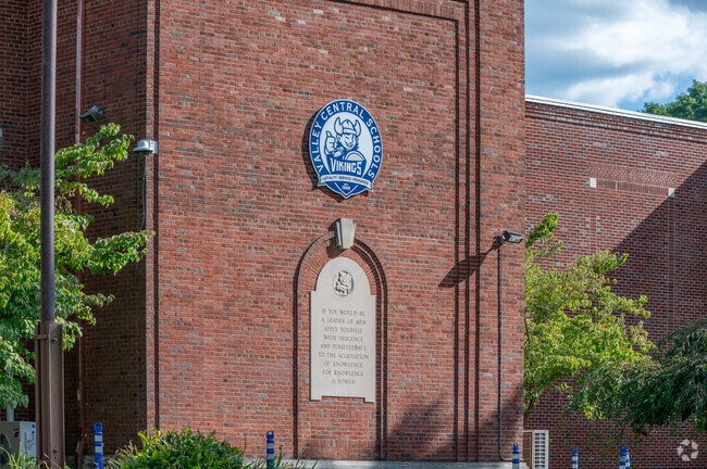 Montgomery Elementary School receives a B rating from Niche.