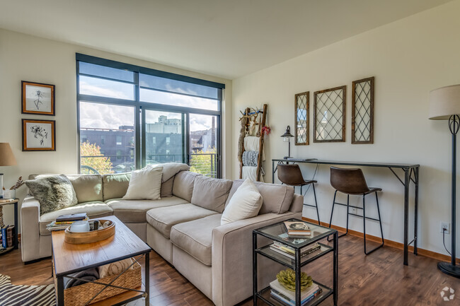 1 BR, 1 BA - 773SF