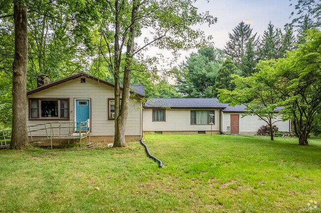 There are ranch homes under the trees of Columbiana.