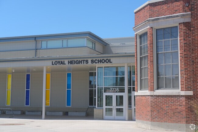 Main entrance to Loyal Heights Elementary School in Green Lake, Seattle WA