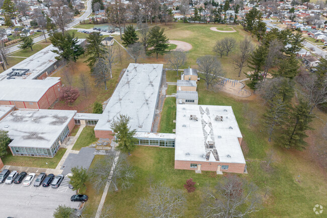 Johnnycake Elementary is rated C+ by Niche and has 527 students in PK-5th, with a 14:1 ratio.