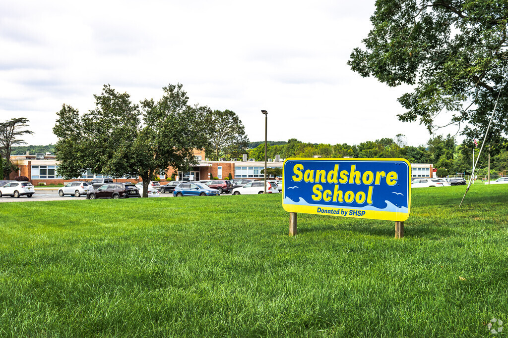 Sandshore Road Elementary School provides education in the neighborhood of 
Drakestown