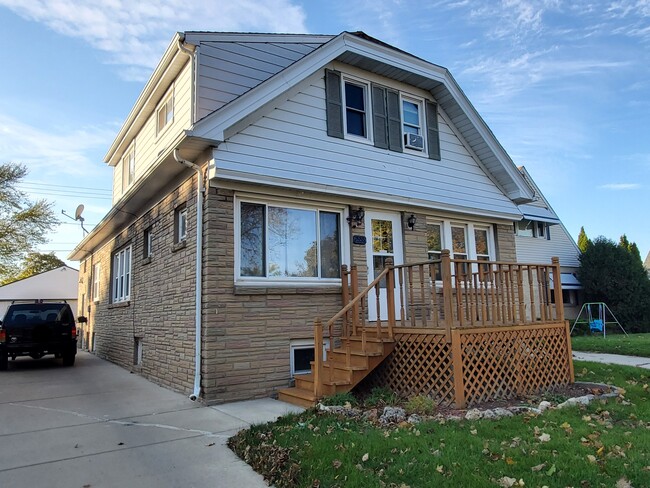 2555 S 68th St unit 2555 S 68th St (Uppe, Milwaukee, WI 53219 - photo 2