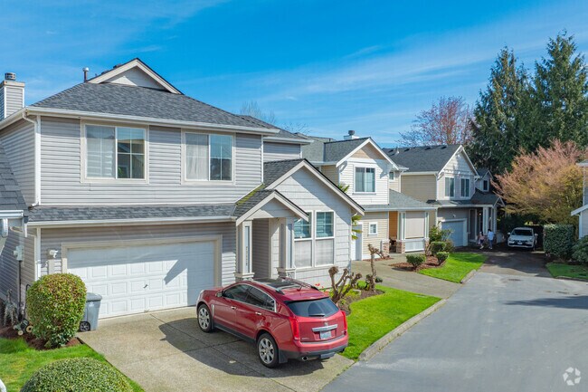 Rows of craftsman homes sit on charming residential lanes around the The Lakes.