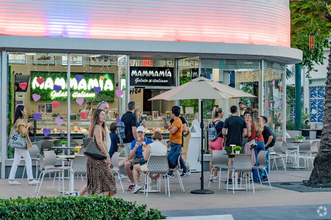 Lincoln Road Mall, a few minutes from the Venetian Islands, offers shops and eateries.