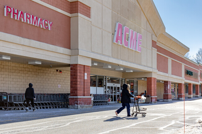 ACME Markets in Oak Ridge provides residents with a convenient spot for grocery shopping and daily essentials.