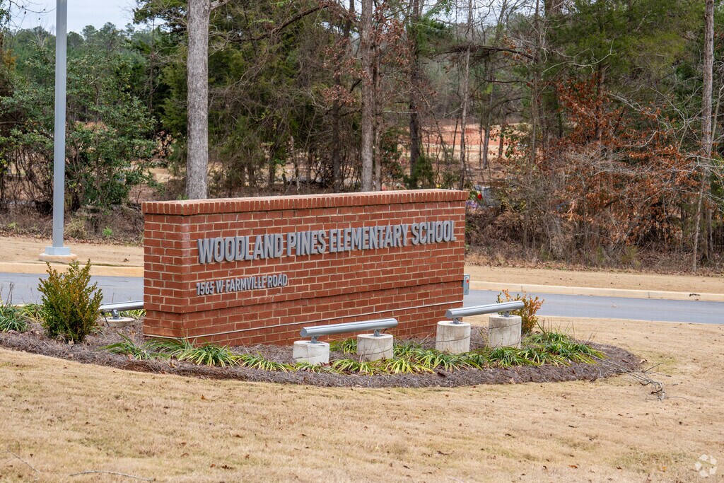 Woodland Pines Elementary School teaches kids to give their all.