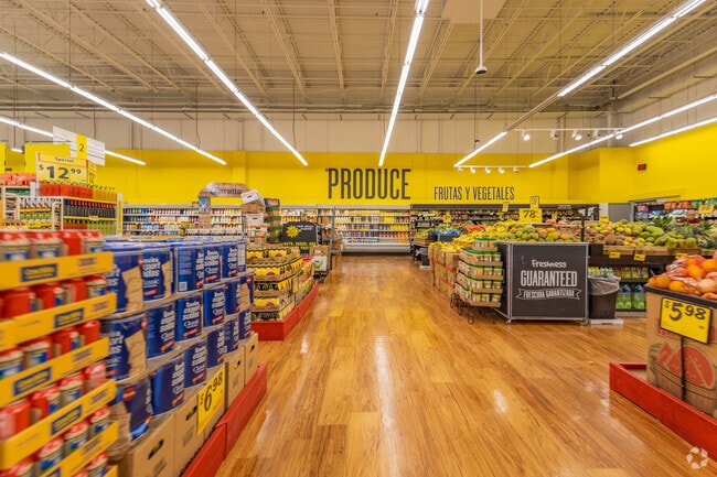 Fresco y Más in Leisure City provides affordable groceries and local products.
