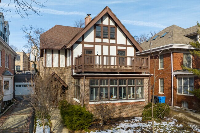 An example of a historic home located in Margate Park, IL.