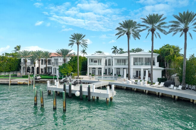 Nautilus homes by the bay have piers for yachts.