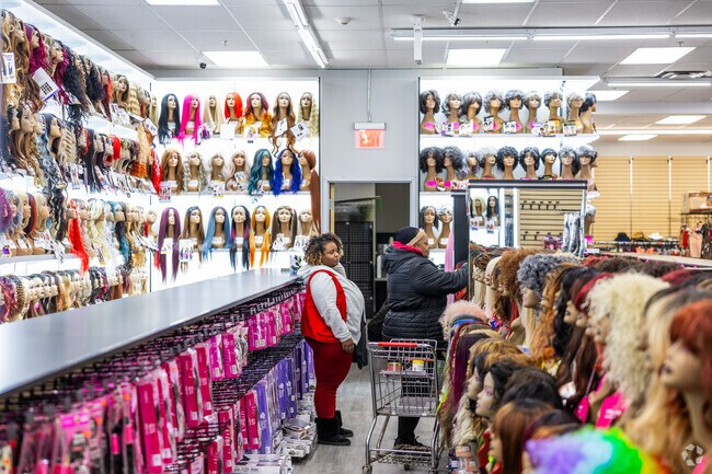 There are many retail and fashion stores to choose from in Trumbull Park.