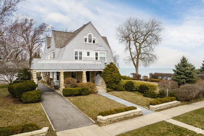 Many homes are right on the lakefront
