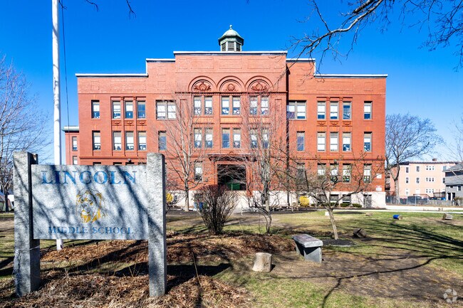 The front of Lincoln Middle School.