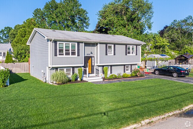 Raised ranches and colonial revivals built in the '90s serve as Warwick's go-to forever homes.