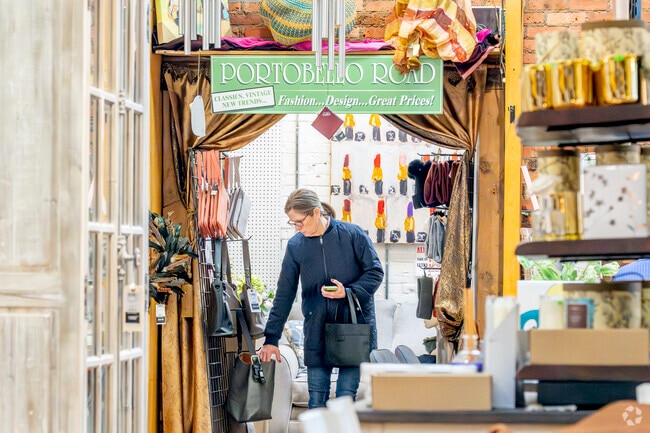 Peter Andrews in Williston Park offers home decor close to East Williston.