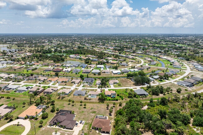 Rotonda communities are built in circular patterns around waterways and golf courses.