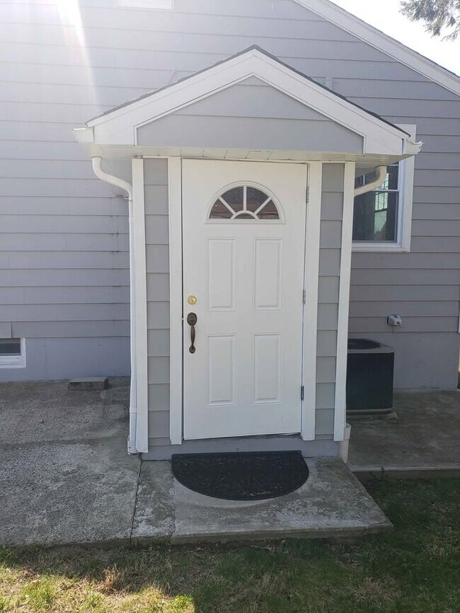 274 Robin St, Bridgeport, CT 06606