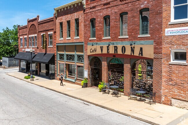 Benton residents have access to Independence Square, which is full of shops.