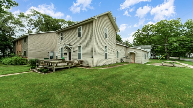 502 S Pine St unit A, Mount Pleasant, MI 48858 - photo 2