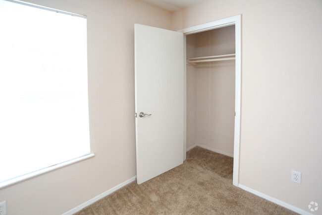 2BR,1BA,-750SF_CLoset