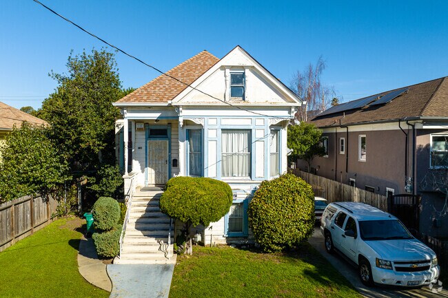 Victorian/Edwardian style homes are common in the Longfellow neighborhood.