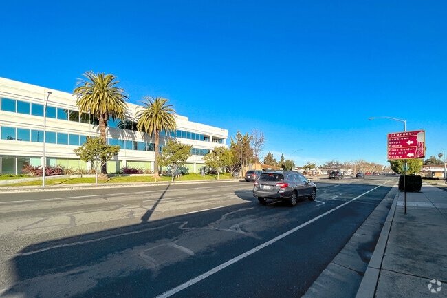 Sprawling roads make for easy commuting in the Campbell neighborhood.