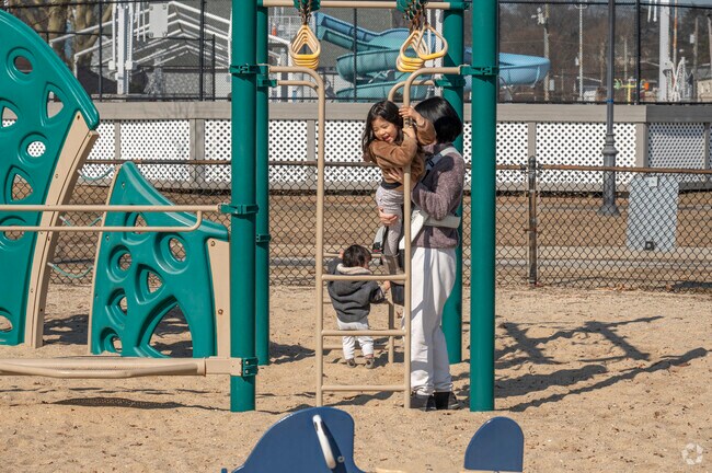 Nearby Manorhaven Beach Park features a playground and skatepark.