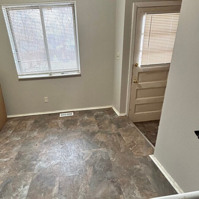 920 Vincent Ct, Lansing, MI 48910 - photo 5