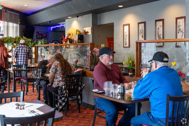 Mann's Chinese Cuisine servers family-style Chinese cuisine located in Dana Estates.