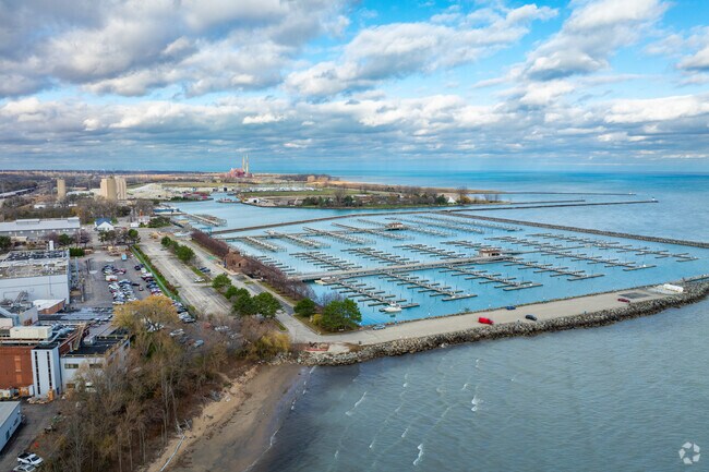 Waukegan Gardens residents and boat owners have access to scenic views along Lake Michigan.