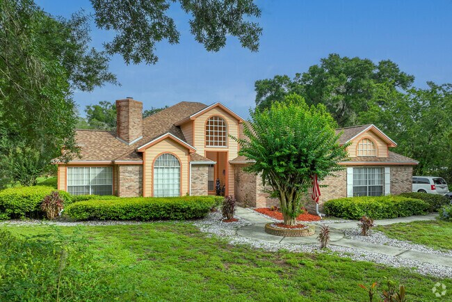 Markham Meadows in Alaqua offers landscaped lots with mid-sized and luxury homes.