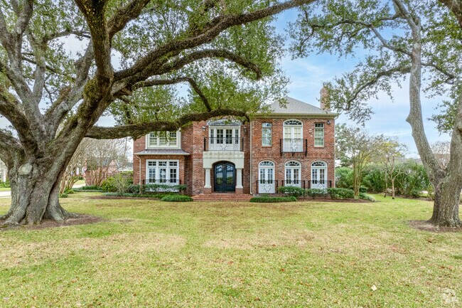 Admire Edwardian manor homes in Margaret Place’s historic district.