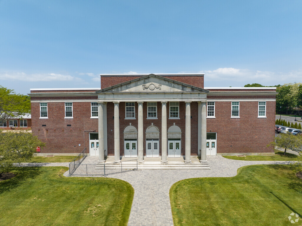 Clayton Huey Elementary School main entrance has columns in front of the building.
