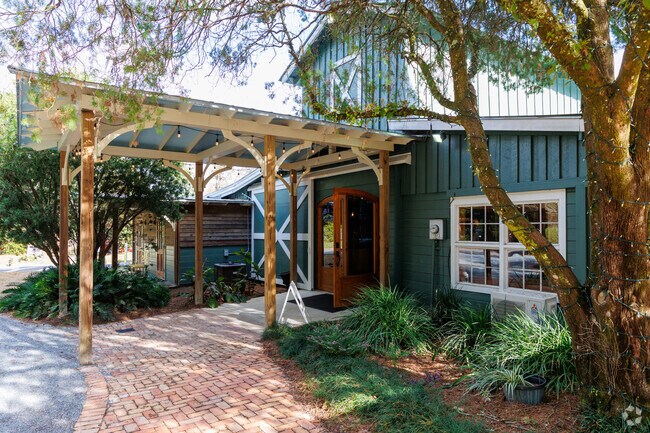 The Hub barn hosts craft beers and a sports bar feel near Miccosukee Greenway.