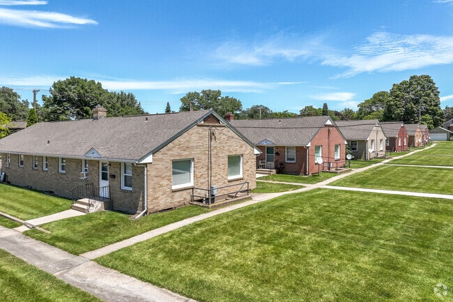 Multi-family living is offered in many parts of the Jackson Oaks neighborhood.