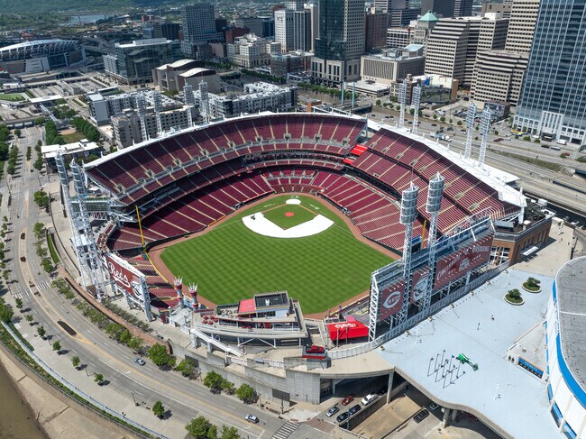 Golf Manor residents enjoy an evening at Great American Ball Park.