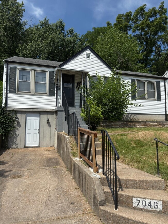 7046 Manette Dr, Saint Louis, MO 63136