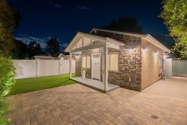 14902 Hesby St, Los Angeles, CA 91403 - photo 2