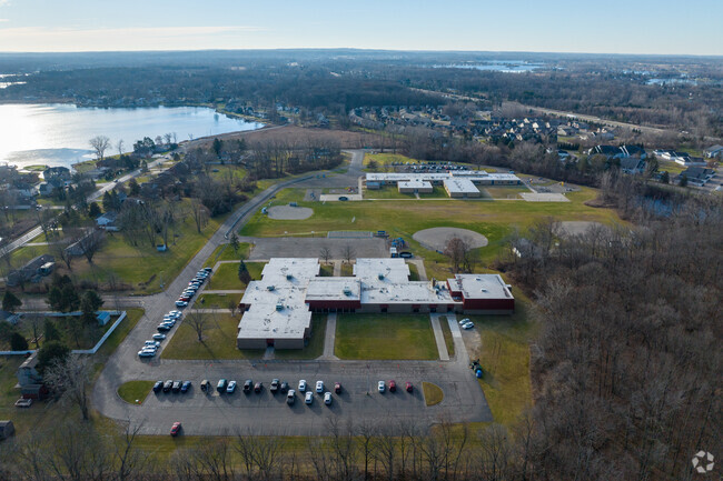 There is a 16 to 1 student-teacher ratio at Torrey Hill Intermediate School.