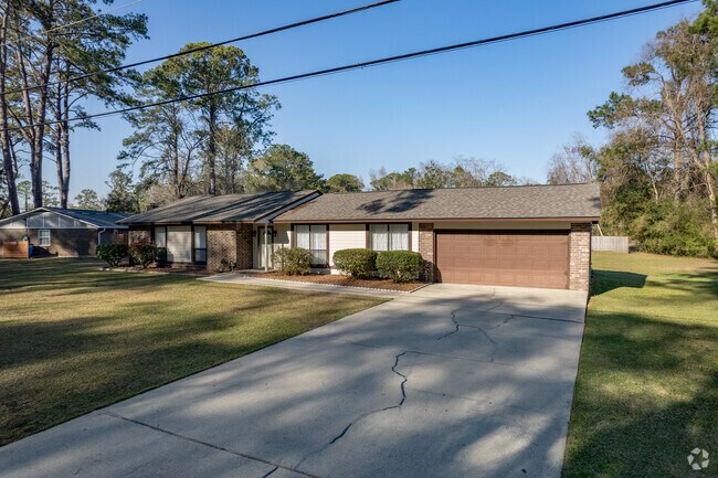 Homes in Port Royal are mostly mid-century ranch styles.