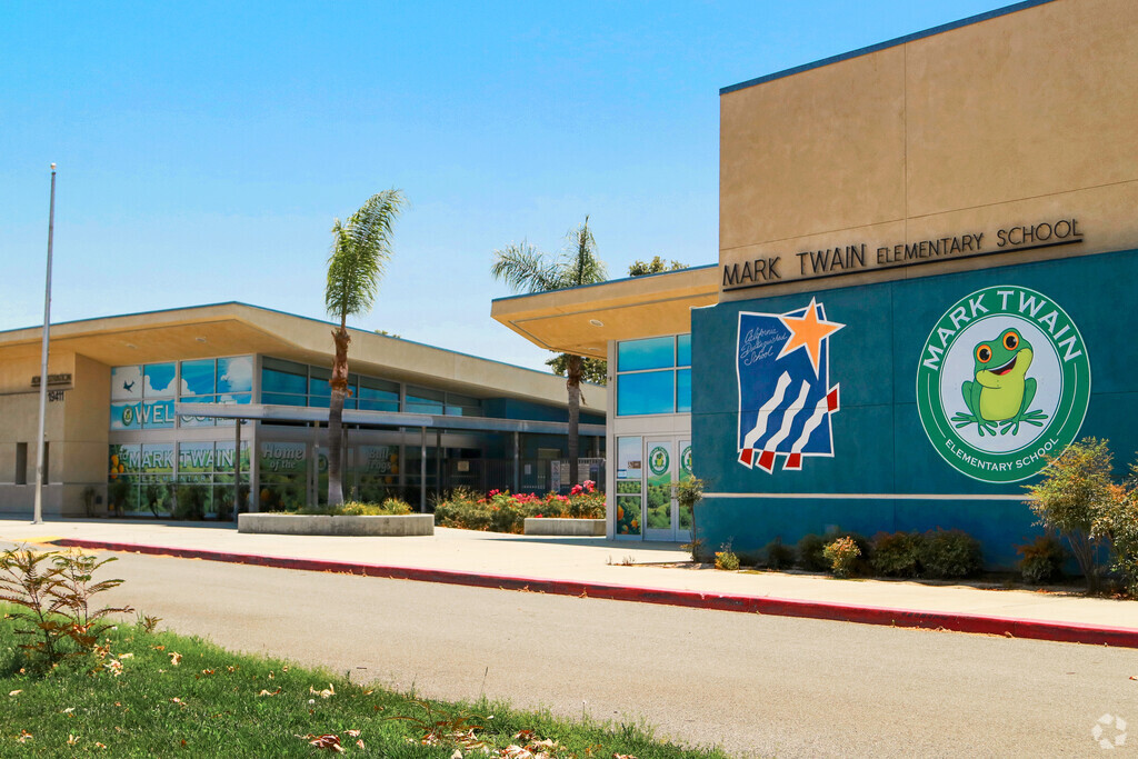 Mark Twain Elementary School provides education in the neighborhood of 
Orangecrest