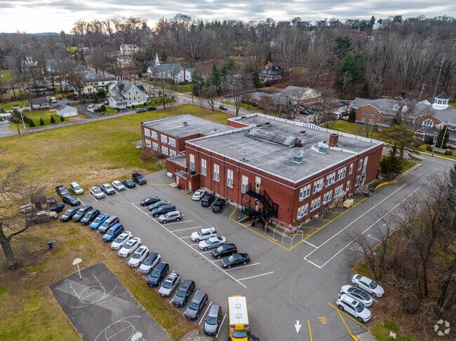 Chapel Hill Academy has a student teacher ratio of 4 to 1.