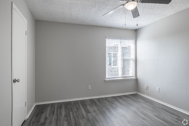55 N Ranchwood Blvd unit 2 Bedroom, Yukon, OK 73099 - photo 7